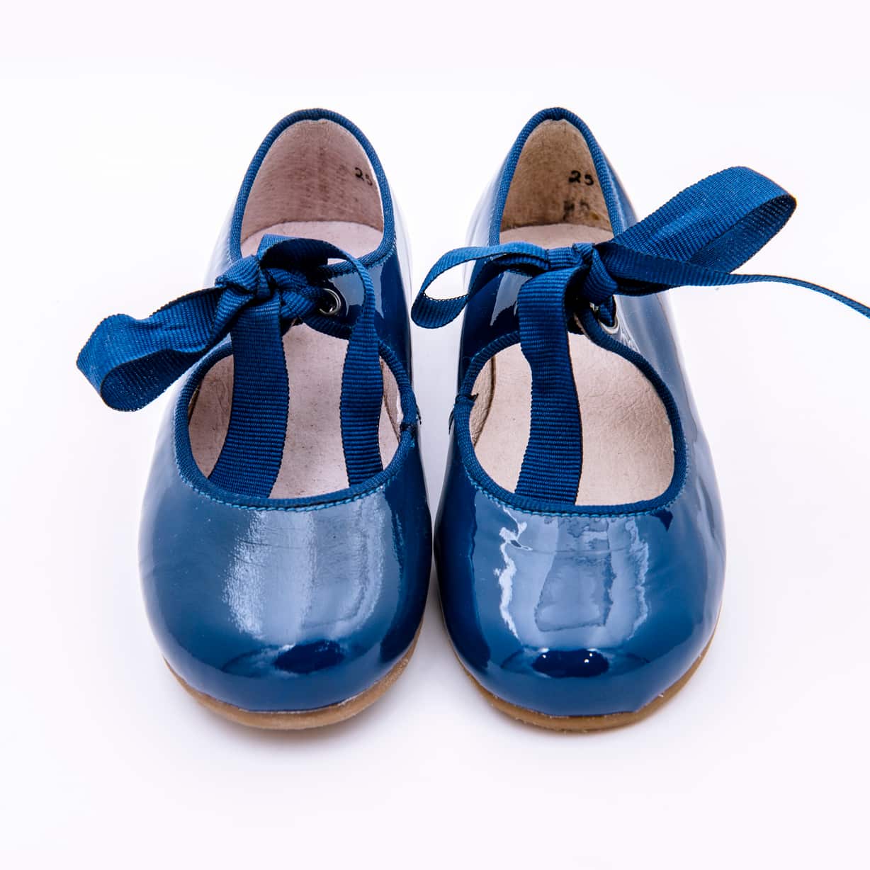 Bailarina o mercedita tipo angelito con lazo de grosgrain en piel charol de vestir para niñas - Imagen 8